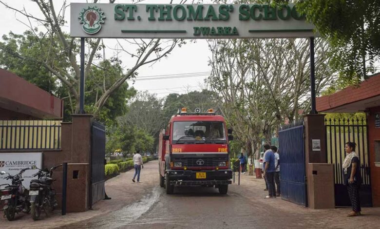 दिल्ली-के-20-स्कूलों-में-सुबह-सुबह-बम-की-धमकी,-बेंगलुरु-के-40-स्कूलों-को-भी-थ्रेट-मेल