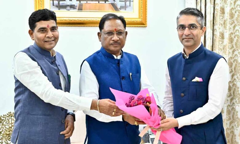 मुख्यमंत्री-विष्णु-देव-साय-से-ओलंपिक-स्वर्ण-पदक-विजेता-शूटर-अभिनव-बिंद्रा-ने-की-मुलाकात