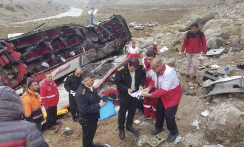 ईरान में दर्दनाक हादसा: बस पलटी, 21 यात्रियों की मौत, 34 घायल