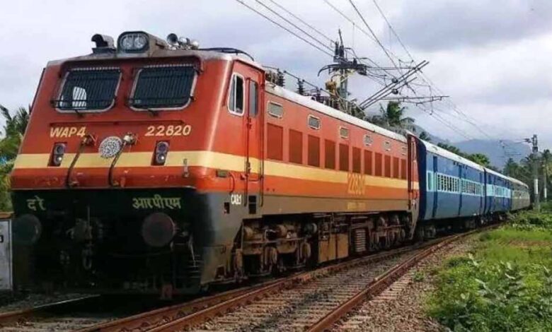 इंसानियत-की-मिसाल:-भूख-से-बिलखती-बच्ची-के-लिए-रेलवे-बना-मसीहा,-ट्रेन-में-पहुंचाया-दूध