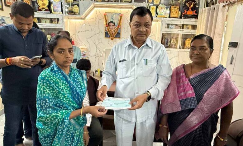 मंत्री-लखनलाल-देवांगन-ने-10-परिवारों-को-दिए-सहायता-राशि-का-चेक