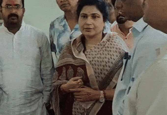 घायल-छात्रा-से-मिलीं-राज्यमंत्री-श्रीमती-गौर,-अधिकारियों-को-हर-संभव-मदद-करने-के-दिए-निर्देश