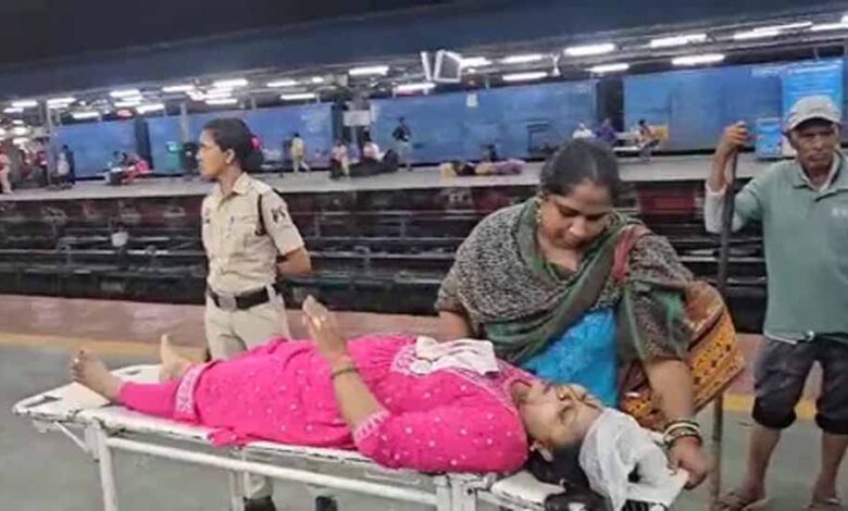 ट्रेन-में-सीट-को-लेकर-दो-महिलाओं-में-जमकर-झगड़ा,-एक-का-सिर-फोड़ा