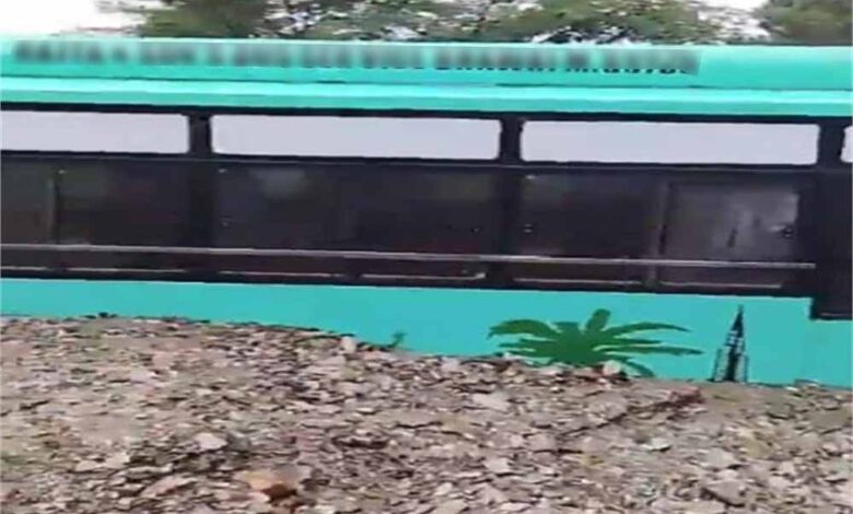 काडियाना-नाले-में-बड़ा-हादसा:-मलबे-में-दबी-बस,-यात्रियों-में-मचा-हड़कंप