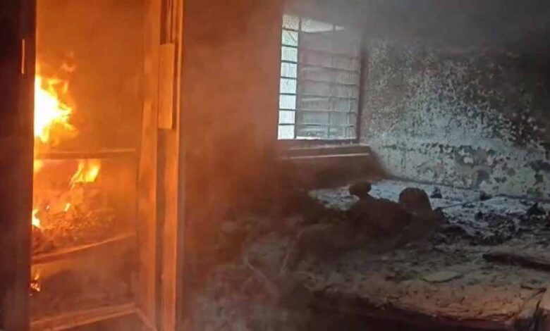 8-साल-की-बेटी-संग-मां-ने-किया-आत्मदाह,-घर-में-मिली-दोनों-की-अधजली-लाश