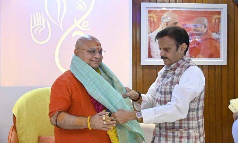 उपमुख्यमंत्री-शुक्ल-ने-आचार्य-बालकानंद-गिरी-से-की-सौजन्य-भेंट