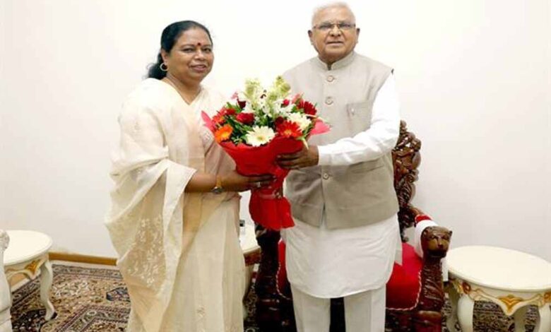 राज्यपाल-पटेल-ने-महापौर-मालती-राय-को-दी-बधाई