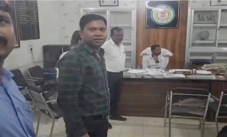 acb-की-छापेमारी:-तहसील-कार्यालय-में-रिश्वत-लेते-बाबू-पकड़ा-गया