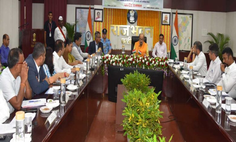 केवल-रिपोर्ट-पर-निर्भर-न-रहें,-निचले-स्तर-पर-जाकर-योजनाओें-का-क्रियान्वयन-देखें-डेका