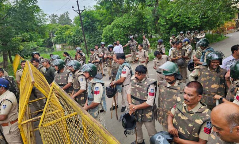 हरदा में करणी सेना का प्रदर्शन उग्र, पुलिस ने आंसू गैस और वाटर कैनन से किया कंट्रोल