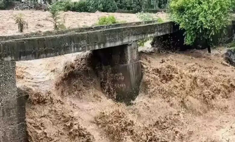 जम्मू-कश्मीर:-राजौरी-में-भारी-बारिश-के-बाद-बाढ़-जैसे-हालात,-स्कूल-बंद