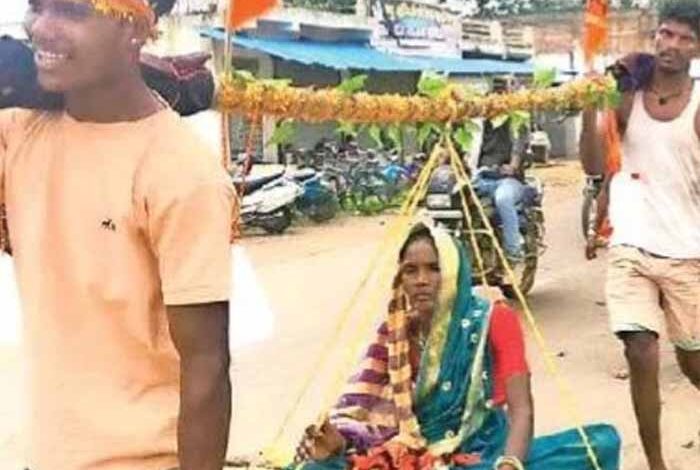 कलियुग-का-श्रवण-कुमार:-खाट-पर-माता-पिता-को-बैठाकर-20-किमी-पैदल-चला-भक्त-बेटा