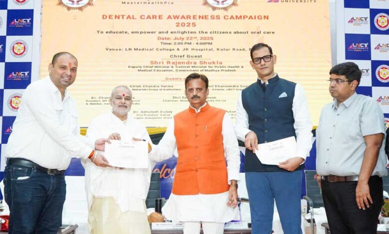 जंगल-में-शेर-को-तख्ती-लगाकर-चलते-नही-देखा