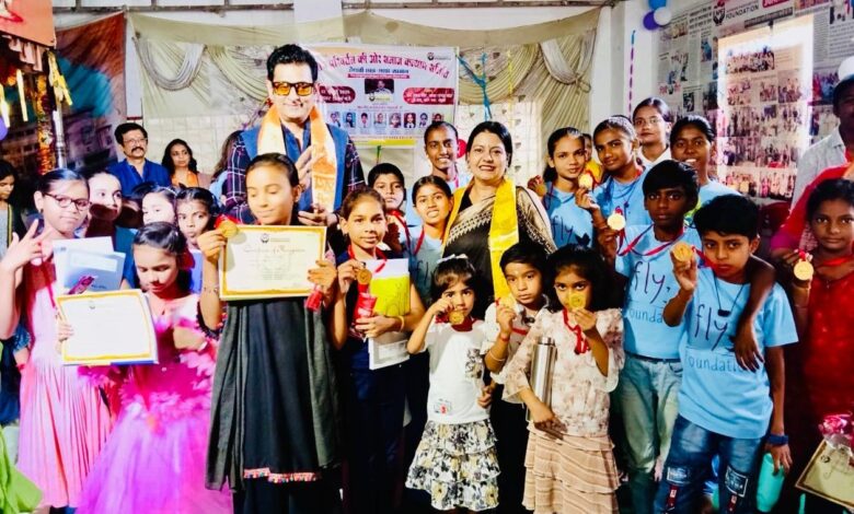 “कम संसाधनों में रचा कीर्तिमान: बस्ती के 70 मेधावी बच्चों को मिला सम्मान”