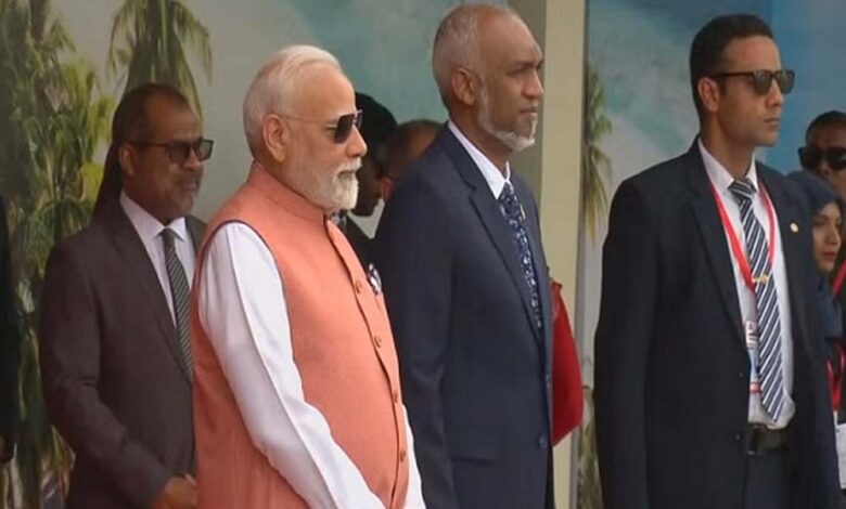 pm-मोदी-का-मालदीव-में-भव्य-स्वागत,-राष्ट्रपति-मुइज्जू-ने-एयरपोर्ट-पर-किया-स्वागत