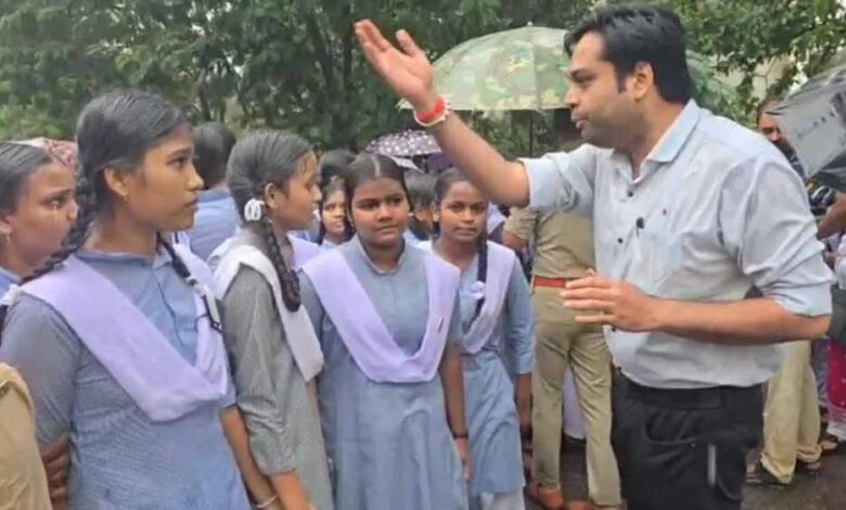 बारिश-में-भीगते-छात्राओं-का-हाइवे-जाम,-शिक्षकों-के-तबादले-पर-जताया-विरोध