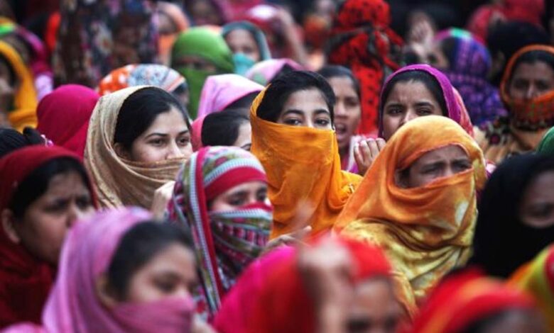 बांग्लादेश-बैंक-की-कपड़ों-पर-पाबंदी-जारी-रही-कुछ-घंटे,-फैशन-को-तय-करने-का-फैसला-वापस-लिया-गया