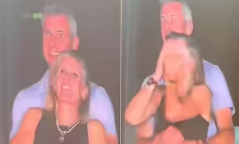 कोल्डप्ले-कॉन्सर्ट-का-वीडियो-वायरल,-hr-हेड-ने-सार्वजनिक-विवाद-के-बाद-दिया-इस्तीफा