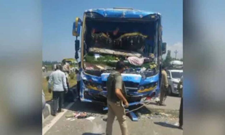 अमरनाथ-यात्रा-में-हादसा:-कुलगाम-में-तीर्थयात्रियों-की-तीन-बसें-भिड़ीं,-10-से-अधिक-घायल