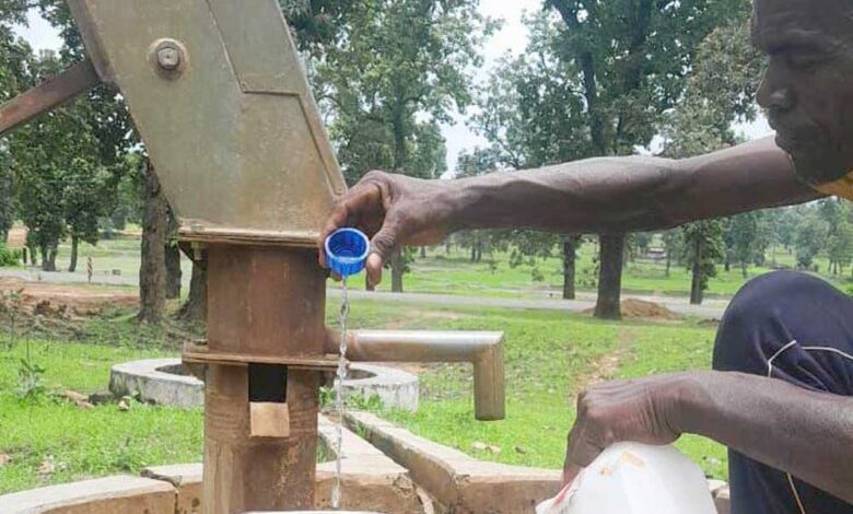 ग्राम-राँपा-में-हैंडपंप-के-जल-स्रोत-में-क्लोरीनेशन-से-ग्रामीणों-को-मिला-स्वच्छ-जल-का-तोहफ़ा