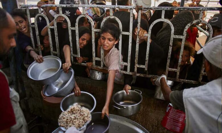 गाजा-में-भुखमरी-के-बीच-इजरायल-का-फैसला,-तीन-क्षेत्रों-में-रोकेगा-सैन्य-कार्रवाई