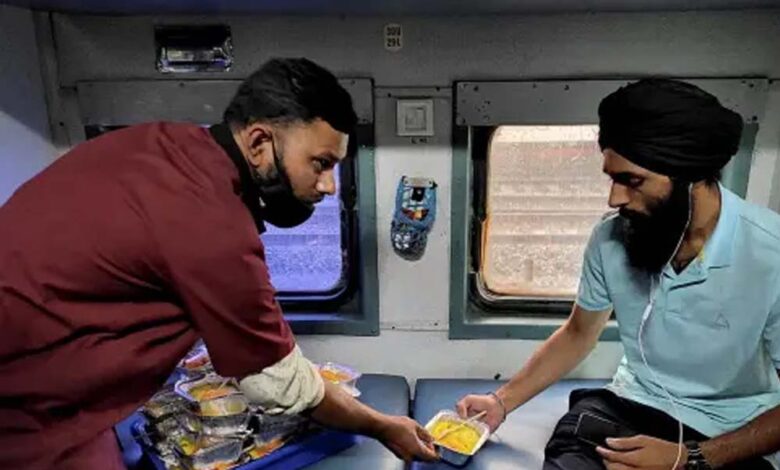 irctc-को-fy25-में-मिली-6,645-खाने-की-शिकायतें,-1,341-मामलों-में-लगा-जुर्माना