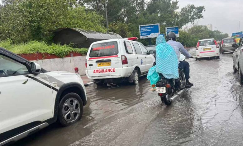 आधे घंटे की बारिश ने दिल्ली को किया जलमग्न, सड़कों से एयरपोर्ट तक मची अफरा-तफरी