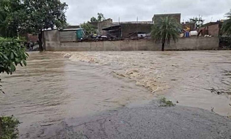 सागर-में-पुल-पर-फिसली-बाइक,-बाढ़-के-पानी-में-बही-गर्भवती-महिला,-रेस्क्यू-जारी