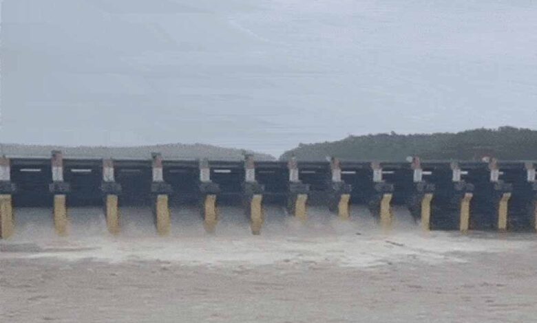 ओंकारेश्वर-बांध-के-14-गेट-खोले,-निचले-घाटों-से-हटाई-गई-दुकानें