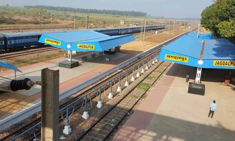 28-दिन-बाद-केके-रेल-लाइन-पर-दौड़ीं-यात्री-ट्रेनें,-मुसाफिरों-के-चेहरे-खिले