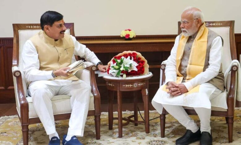 सीएम-मोहन-ने-पीएम-मोदी-को-सौंपा-18-महीने-का-रिपोर्ट-कार्ड