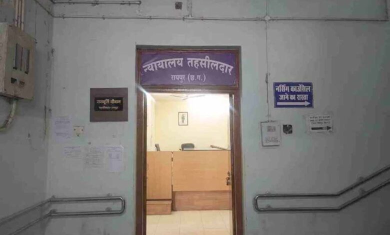 तहसीलदारों-की-अनिश्चितकालीन-हड़ताल-से-ठप-पड़े-काम,-मायूस-लौट-रहे-लोग