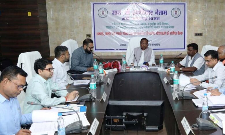 रायपुर-:-कृषि-और-आदिवासी-विकास-को-लेकर-मंत्री-रामविचार-नेताम-ने-कांकेर-में-तीन-जिलों-के-अधिकारियों-की-समीक्षा-बैठक-ली