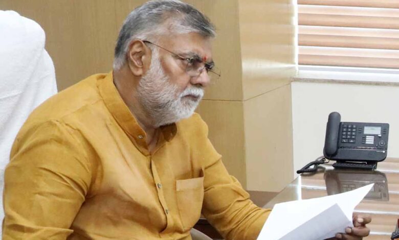 मंत्री-पटेल-ने-की-पंचायत-एवं-ग्रामीण-विकास-विभाग-सहित-अन्य-विभागों-की-समीक्षा