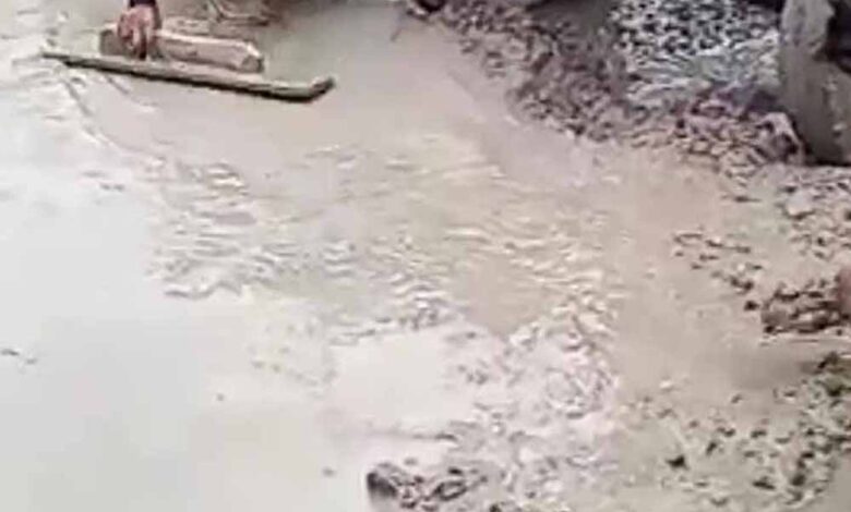 सीसी-रोड-में-घटिया-निर्माण-का-खुलासा:-8-की-जगह-4-इंच-में-हो-रही-ढलाई,-कलेक्टर-ने-दिए-जांच-के-आदेश