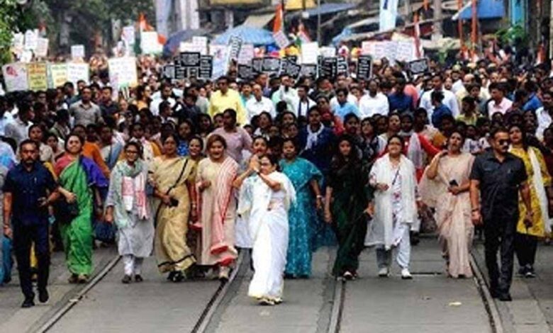 ममता-बनर्जी-का-सड़क-पर-विरोध:-बोलीं-मुझे-डिटेनशन-सेंटर-भेजो