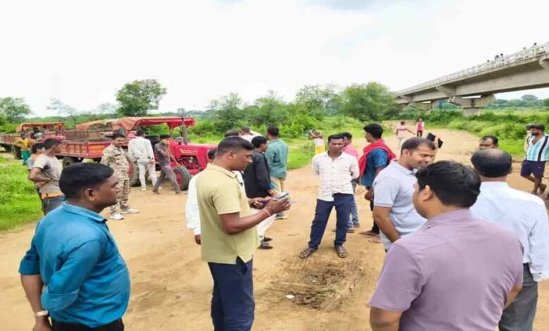 रेत-परिवहन-पर-बड़ी-कार्रवाई:-18-ट्रैक्टर-जब्त,-पीएम-आवास-छूट-का-हवाला-देकर-पहुंचे-वाहन-मालिक