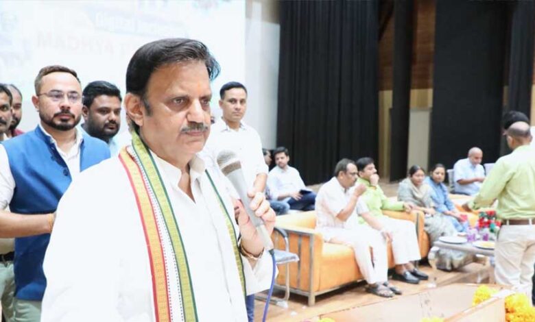 शासन-की-योजनाओं-का-लाभ-दिलाने-में-महत्वपूर्ण-भूमिका-निभा-रहे-हैं-कामन-सर्विस-सेंटर-:-उप-मुख्यमंत्री-शुक्ल