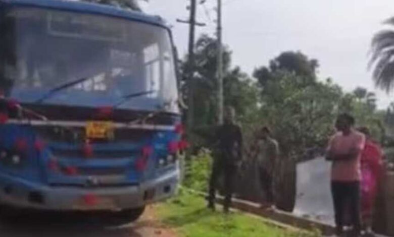 गढ़चिरौली-जिले-के-सुदूर-गांव-में-आजादी-के-बाद-अब-पहली-बार-सरकारी-बस-सेवा-शुरू-हुई,-जुटे-लोग