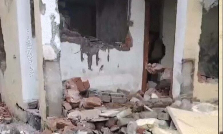 भोपाल-में-महिला-ias-अफसर-के-घर-पर-हमला,-जेसीबी-लेकर-पहुंचे-40-गुंडे,-दीवार-तोड़ी-और-चेयर-लगाकर-बैठे