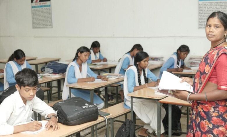 रायपुर-:-दूर-हुई-शिक्षकों-की-कमी,-अतिथि-शिक्षको-की-नियुक्ति-से-विद्यार्थियों-में-खुशी