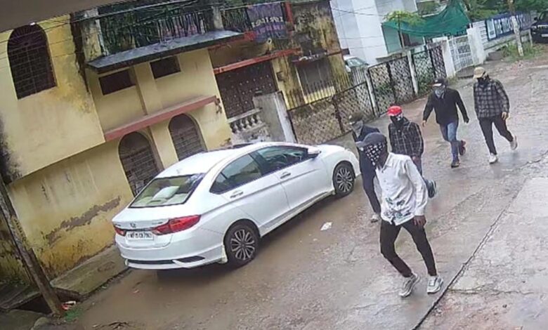 सतना-में-व्यापारी-के-घर-पर-नकाबपोशों-का-हमला,-ताबड़तोड़-फायरिंग-से-दहशत-का-माहौल