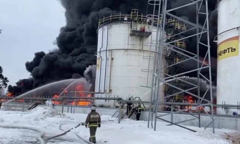 यूक्रेनी-ड्रोन-हमले-से-रूसी-तेल-डिपो-में-भीषण-आग,-जवाब-में-रूस-ने-बरसाए-76-ड्रोन-और-7-मिसाइलें