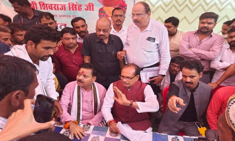 बाढ़-पीड़ितों-से-मिले-केंद्रीय-मंत्री-शिवराज,-मूंग-उपार्जन-केंद्र-का-किया-औचक-निरीक्षण