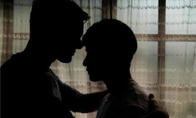 जब-एक-आदमी-को-हुआ-आदमी-से-प्यार!-फिर-आई-ऐसी-सौतन-जिसने-तोड़-दिया-रिश्ता…