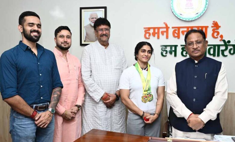 मुख्यमंत्री-साय-से-एशियन-अफ्रीकन-पैसिफिक-पावरलिफ्टिंग-चैंपियनशिप-की-स्वर्ण-पदक-विजेता-नमी-राय-पारेख-ने-की-मुलाकात