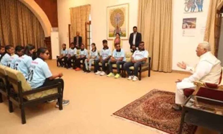 राज्यपाल-पटेल-से-मध्यप्रदेश-व्हीलचैयर-क्रिकेट-और-दिव्यांग-महिला-क्रिकेट-टीम-के-सदस्यों-ने-की-मुलाकात