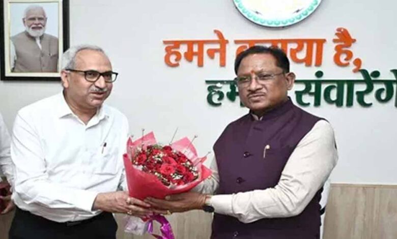 cm-से-मिले-bsp-निदेशक-चित्तरंजन-महापात्र,-भिलाई-स्टील-प्लांट-को-बताया-विकास-का-स्तंभ