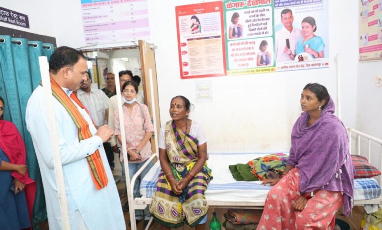 रायपुर-:-स्वास्थ्य-मंत्री-श्याम-बिहारी-जायसवाल-ने-किया-बद्रीनाथ-बघेल-जिला-अस्पताल-का-औचक-निरीक्षण