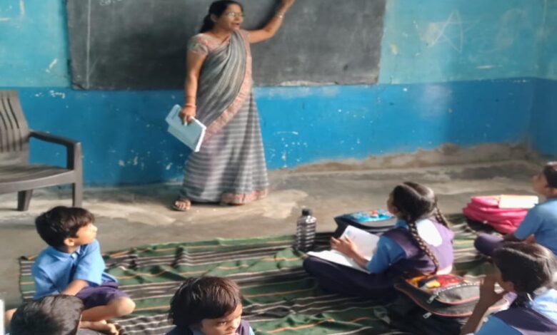 युक्तियुक्तकरण-से-विद्यालय-को-मिले-दो-दो-शिक्षक,-बच्चों-के-चेहरे-पर-फिर-से-लौटी-मुस्कान